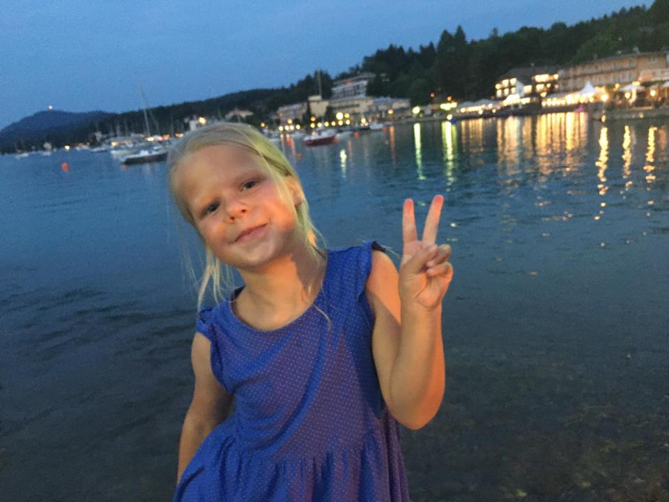 8AFF6E8C-1850-45BD-94C9-8E2F5758E5E7